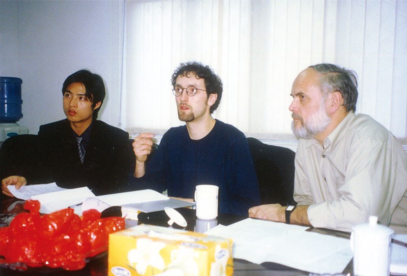 与外国专家进行技术交流