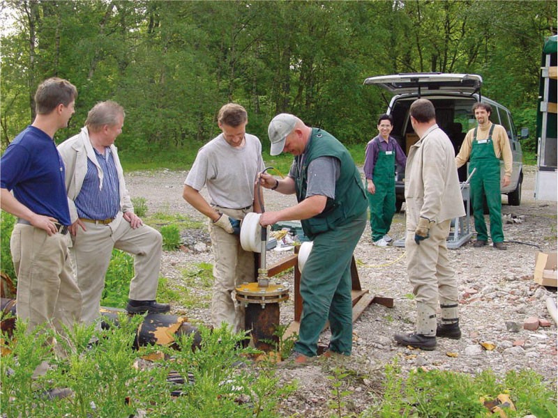 公司员工与外国专家在施工现场